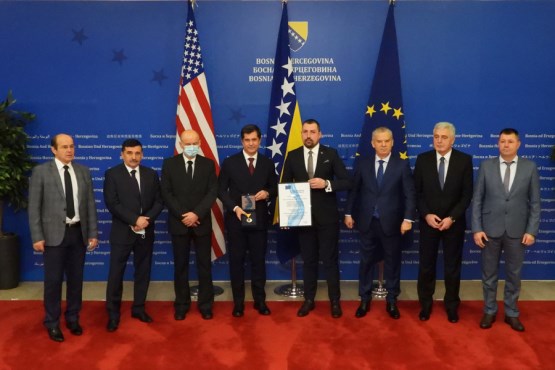 Poslanici i delegati u Parlamentarnoj skupštini BiH prisustvovali svečanosti uručenja Ordena Evropskog pokreta u BiH ambasadoru SAD u BiH 